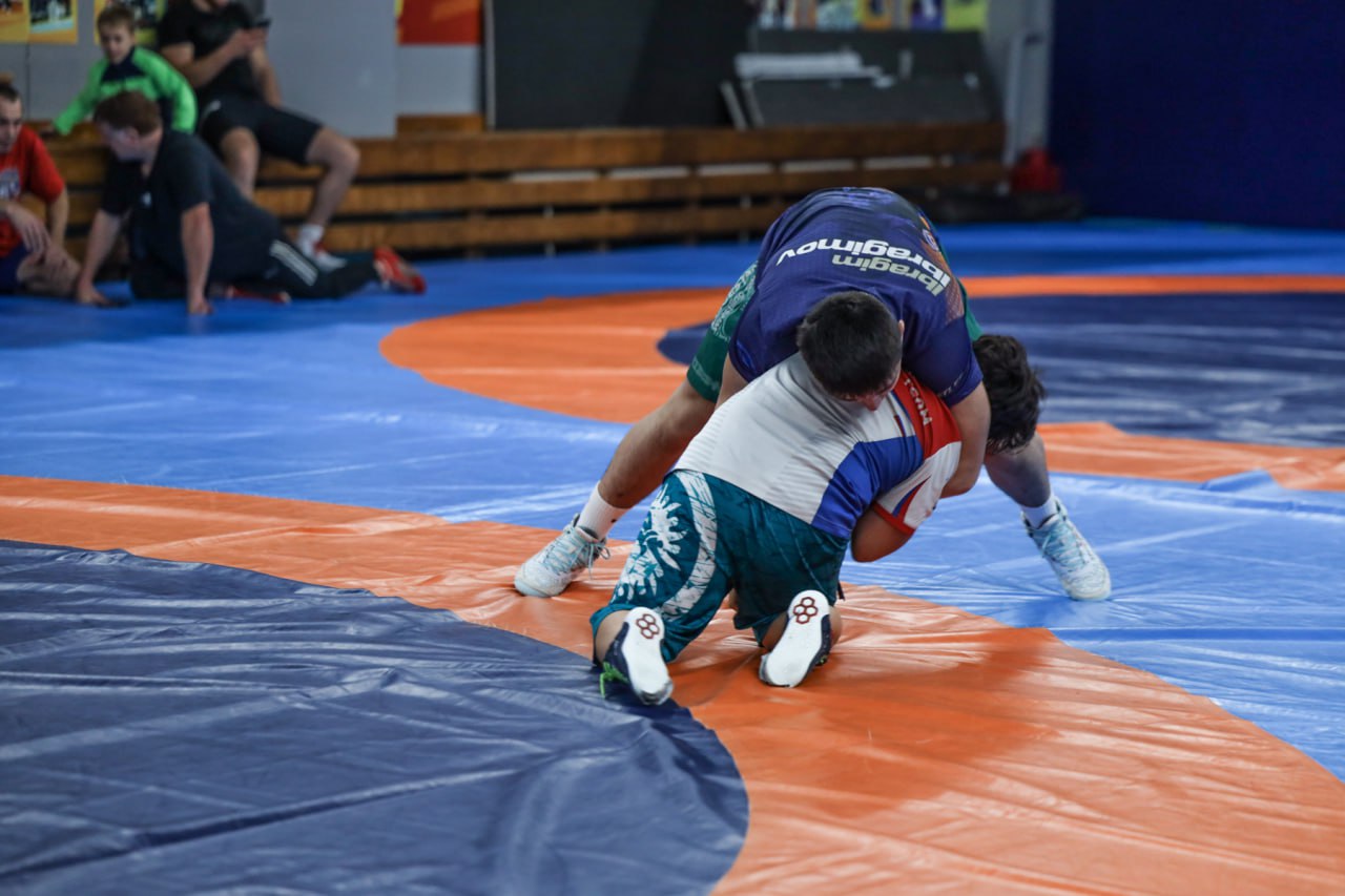 Звезды мировой борьбы сразились в регби на Сахалине Звезды мировой борьбы сразились в регби на Сахалине