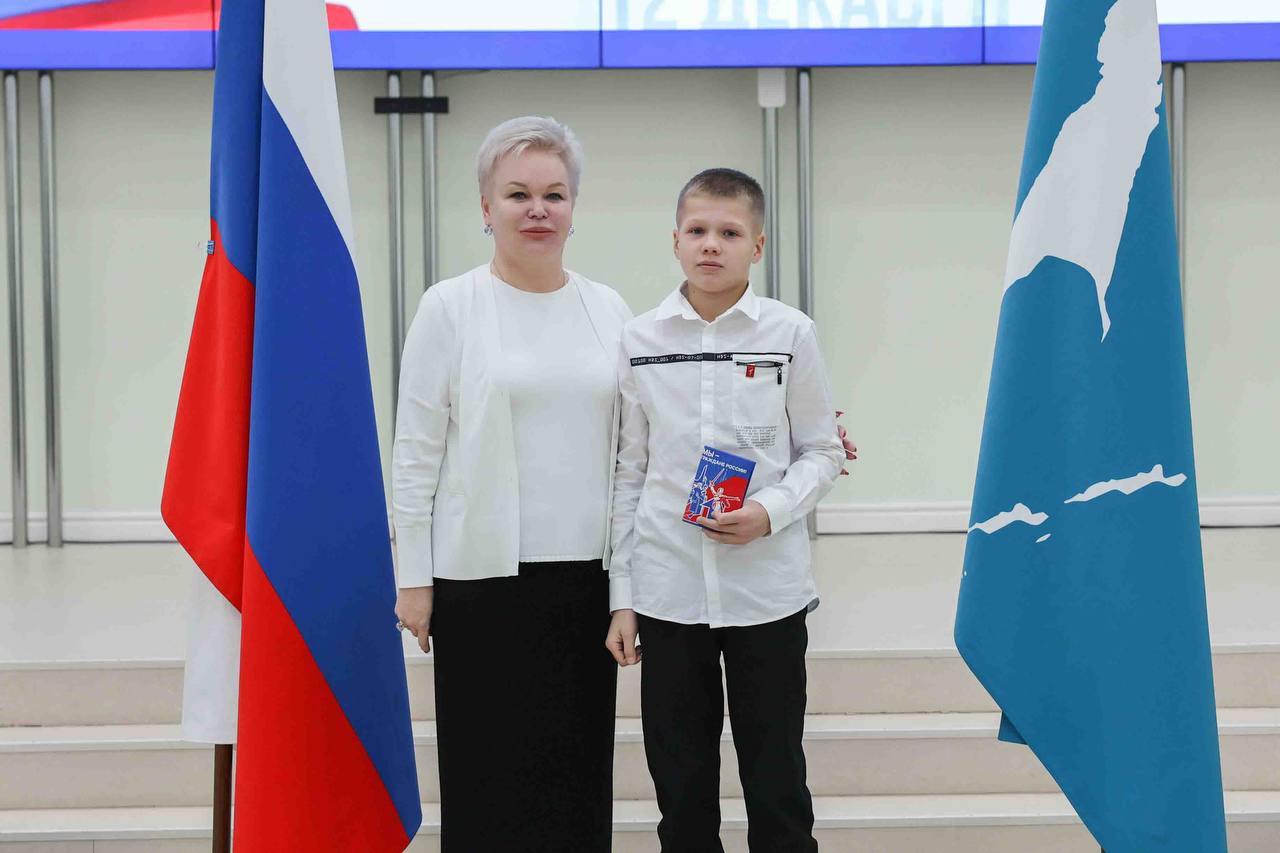 Елена Касьянова вручила паспорта лучшим школьникам Сахалина