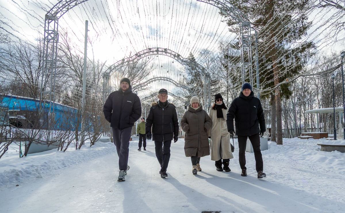 Мэр Южно-Сахалинска проинспектировал подготовку парка к новогодним каникулам Мэр Южно-Сахалинска проинспектировал подготовку парка к новогодним каникулам