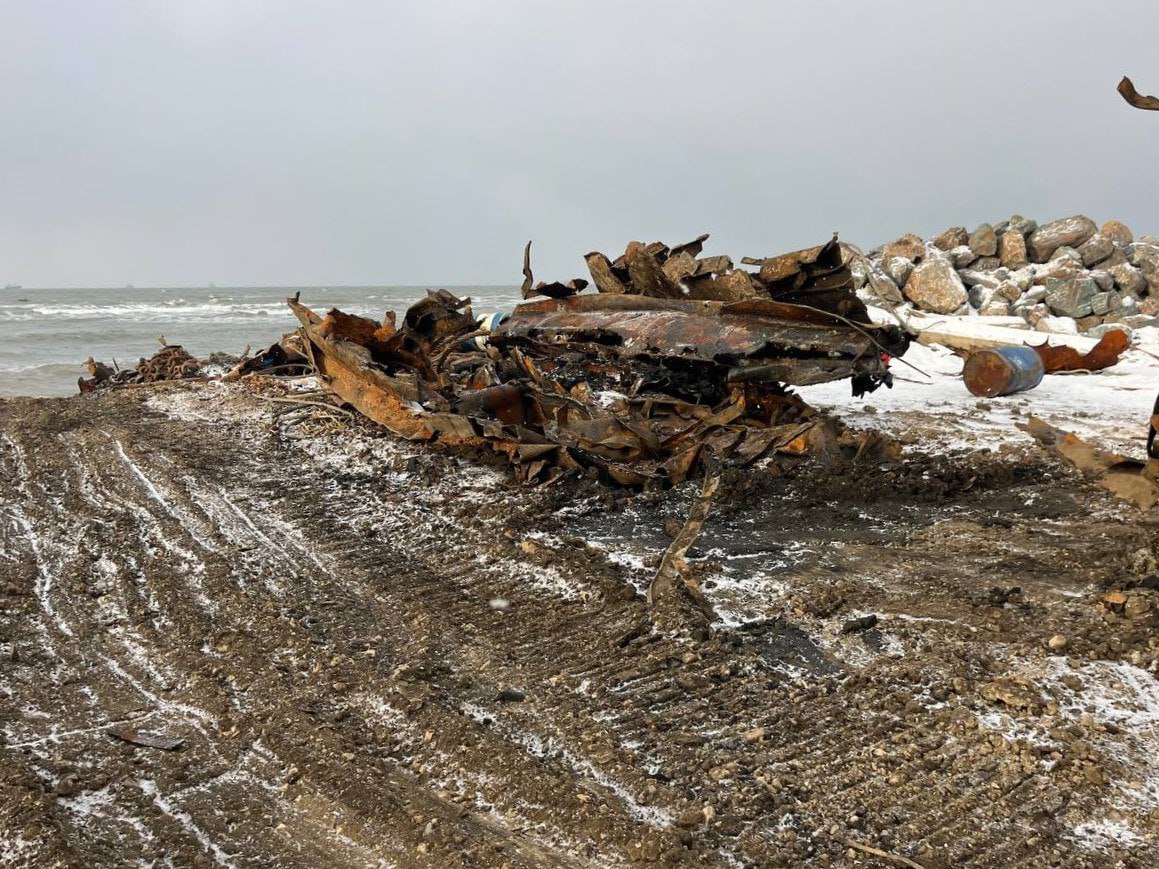 Шестое затонувшее судноe утилизировали в бухте Лососей