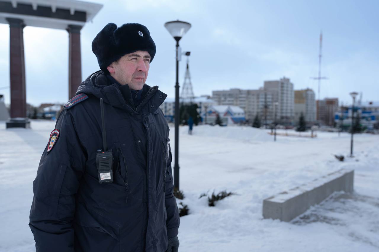 Сотрудники органов внутренних дел Сахалинской области и члены их семей приняли участие в торжественном открытии Аллеи военной техники под открытым небом в городе Южно-Сахалинск Сотрудники органов внутренних дел Сахалинской области и члены их семей приняли участие в торжественном открытии Аллеи военной техники под открытым небом в городе Южно-Сахалинск