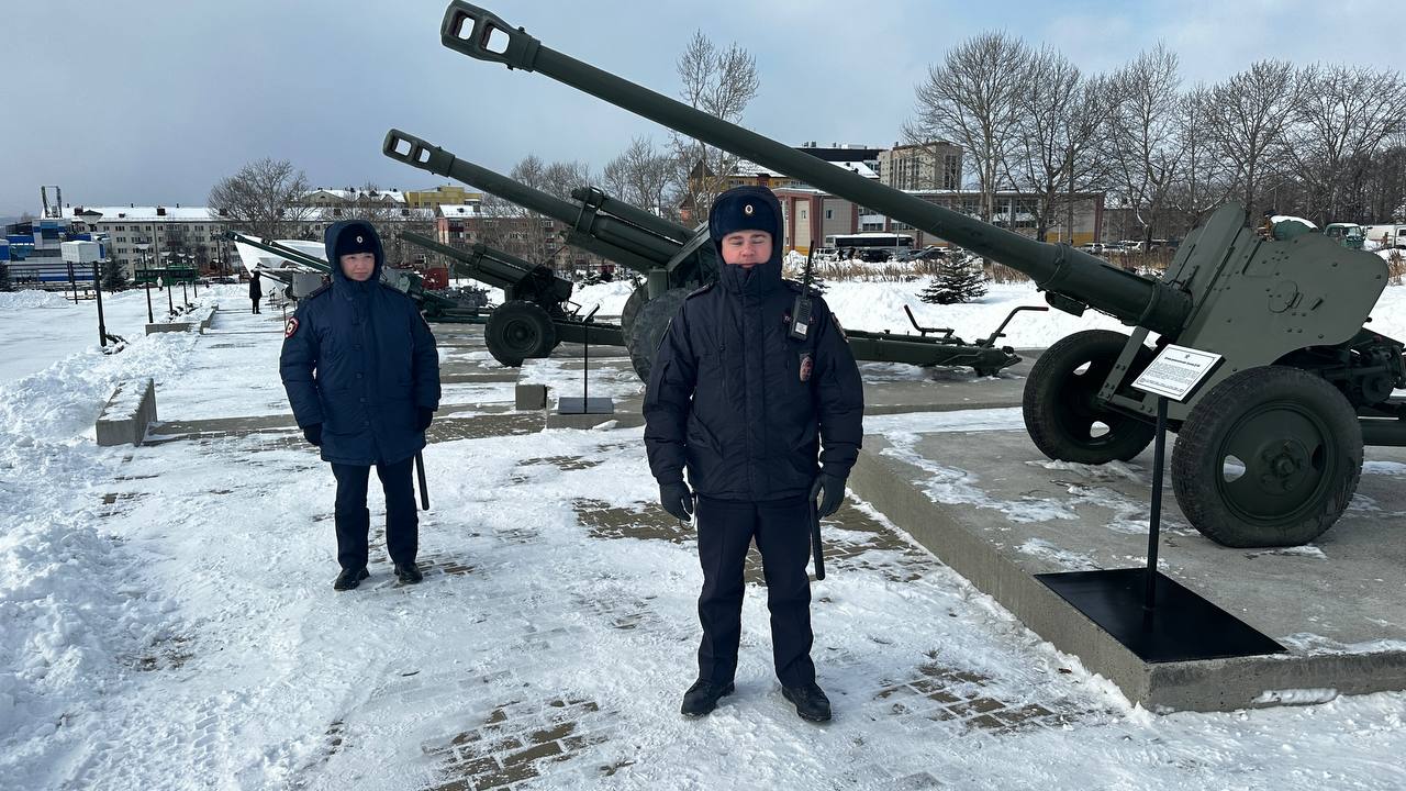 Сотрудники органов внутренних дел Сахалинской области и члены их семей приняли участие в торжественном открытии Аллеи военной техники под открытым небом в городе Южно-Сахалинск Сотрудники органов внутренних дел Сахалинской области и члены их семей приняли участие в торжественном открытии Аллеи военной техники под открытым небом в городе Южно-Сахалинск