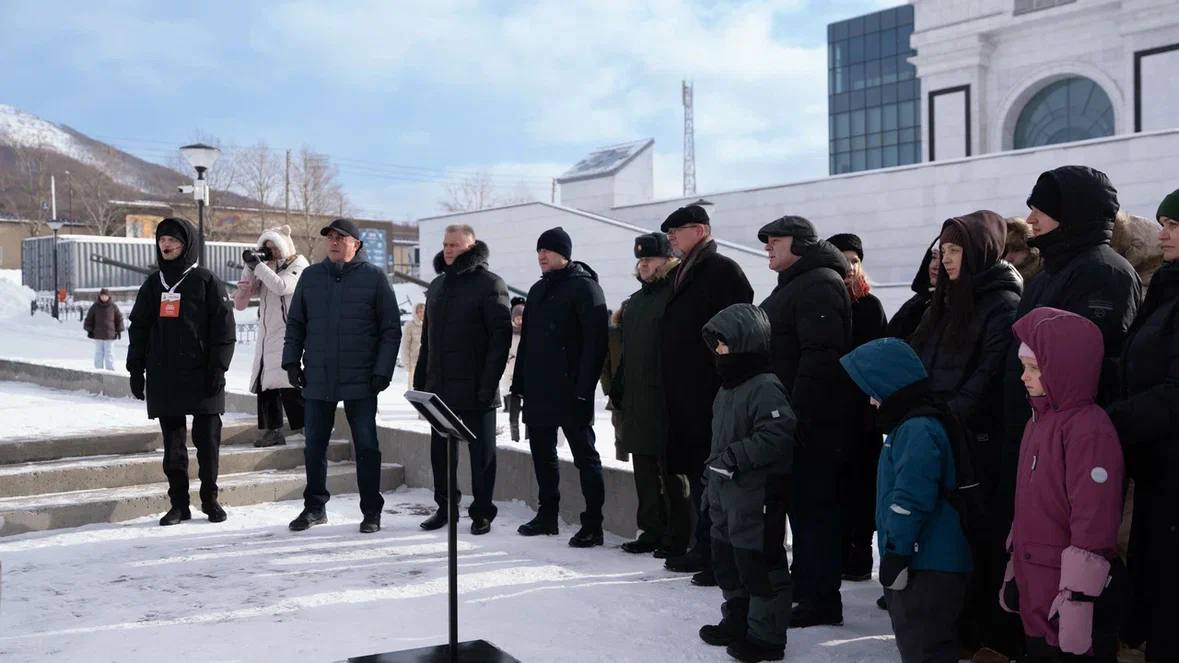 Сотрудники органов внутренних дел Сахалинской области и члены их семей приняли участие в торжественном открытии Аллеи военной техники под открытым небом в городе Южно-Сахалинск Сотрудники органов внутренних дел Сахалинской области и члены их семей приняли участие в торжественном открытии Аллеи военной техники под открытым небом в городе Южно-Сахалинск