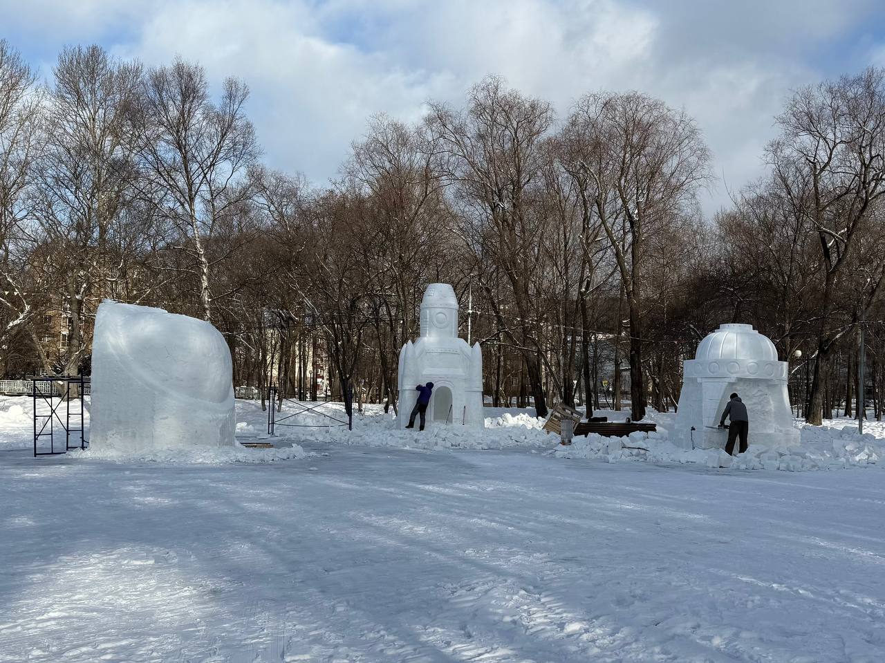 Снежно-ледовые композиции начали создавать в городском парке Южно-Сахалинска