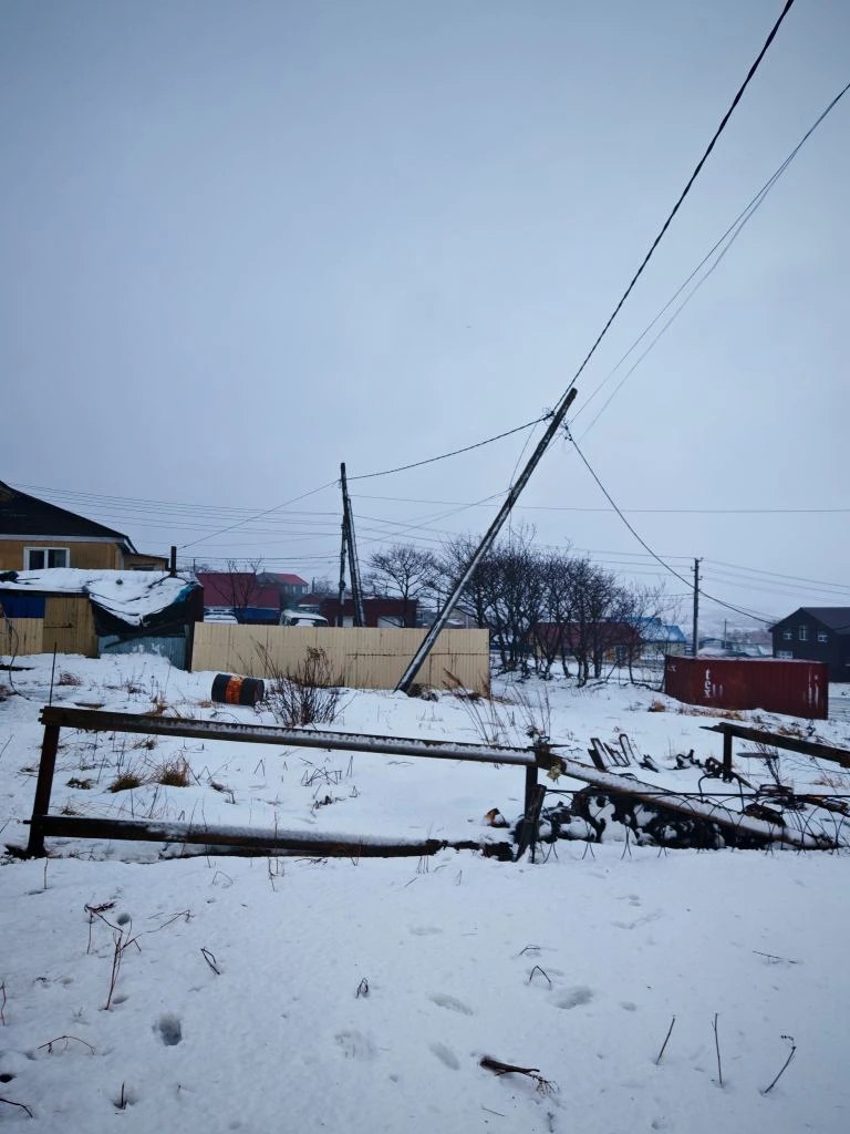 Из-за ураганного ветра без электричества остались жители Южно-Курильского района Из-за ураганного ветра без электричества остались жители Южно-Курильского района
