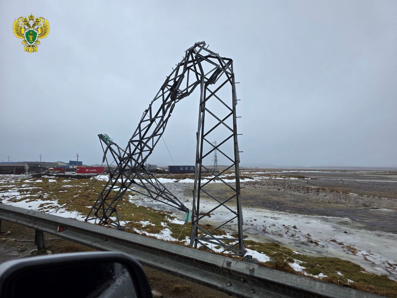 На территории Южно-Курильского муниципального округа проходит циклон с ураганными порывами ветра, вследствие чего повреждены кровли многоквартирных домов, объекты элекросетевого и дорожного хозяйства, отсутсвует...