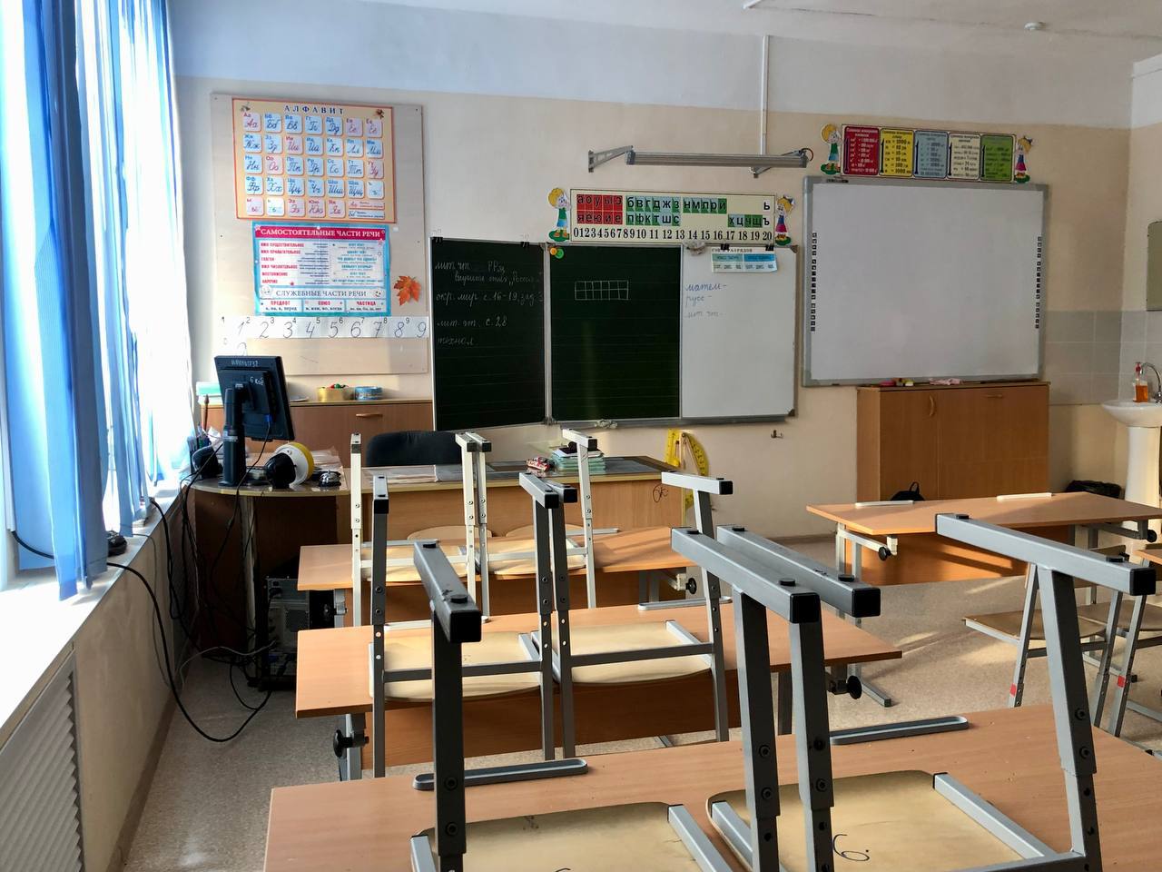 Уважаемые родители!. В связи с прохождением циклона, ожиданием неблагоприятных погодных явлений (прогнозируется: метель, слабая видимость, порывы ветра 25-30 м/с), на основании информации, полученной от ГУ МЧС России по...