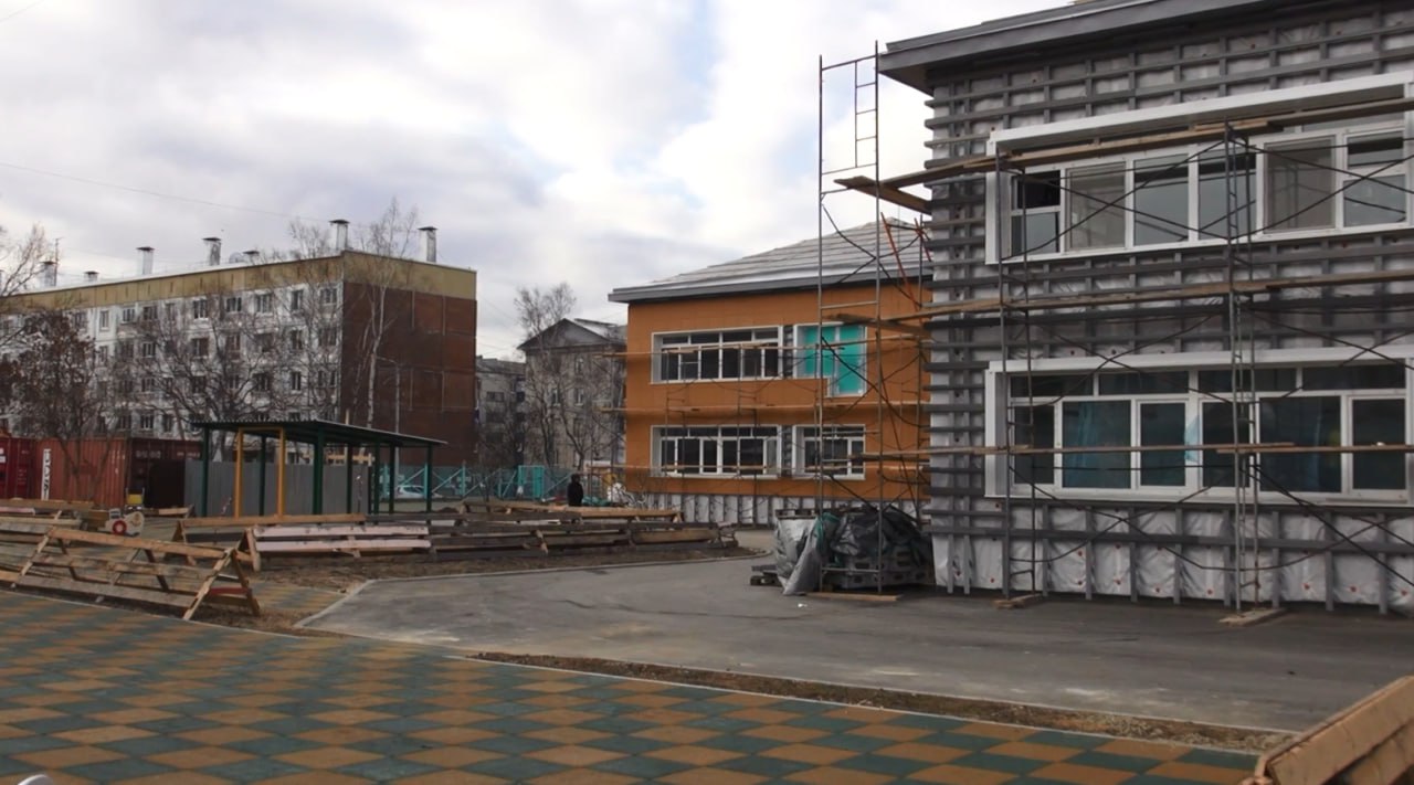 На Кунашире порывов ветра не выдержала ёлка На Кунашире порывов ветра не выдержала ёлка