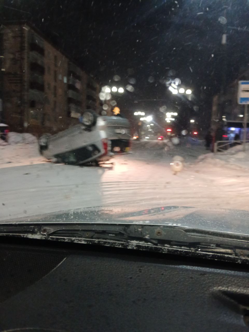 В центре Поронайска произошло ДТП с опрокидыванием автомобиля В центре Поронайска произошло ДТП с опрокидыванием автомобиля