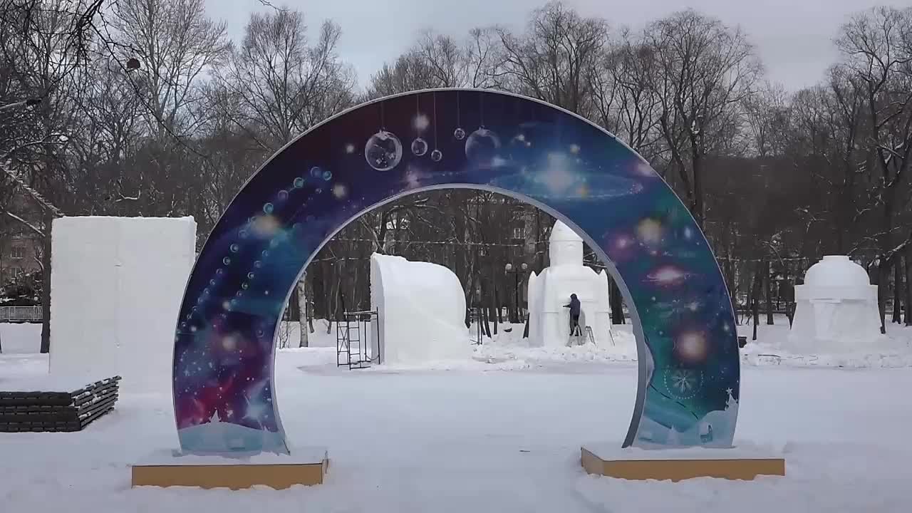 В городском парке Южно-Сахалинска приступили к заливке катков