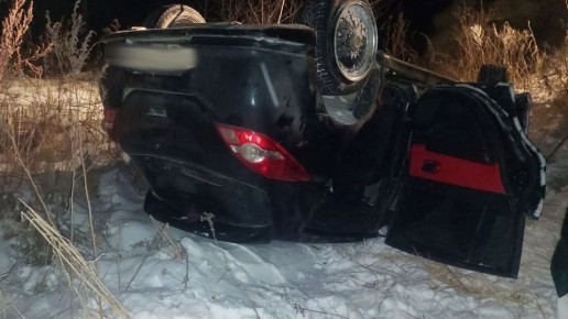 Пожарные помогли женщине выбраться из разбитой машины