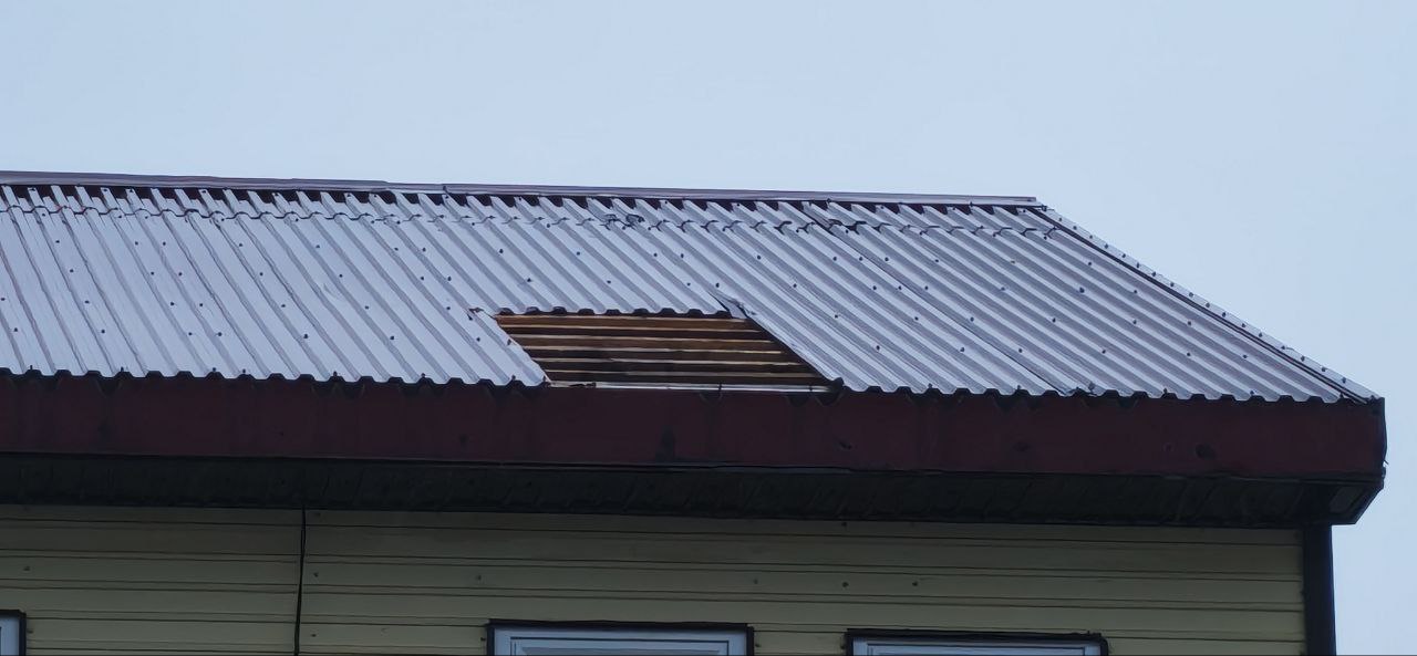 На Кунашире порывов ветра не выдержала ёлка На Кунашире порывов ветра не выдержала ёлка