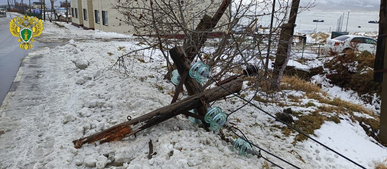 На территории Южно-Курильского муниципального округа проходит циклон с ураганными порывами ветра, вследствие чего повреждены кровли многоквартирных домов, объекты элекросетевого и дорожного хозяйства, отсутсвует... На территории Южно-Курильского муниципального округа проходит циклон с ураганными порывами ветра, вследствие чего повреждены кровли многоквартирных домов, объекты элекросетевого и дорожного хозяйства, отсутсвует...
