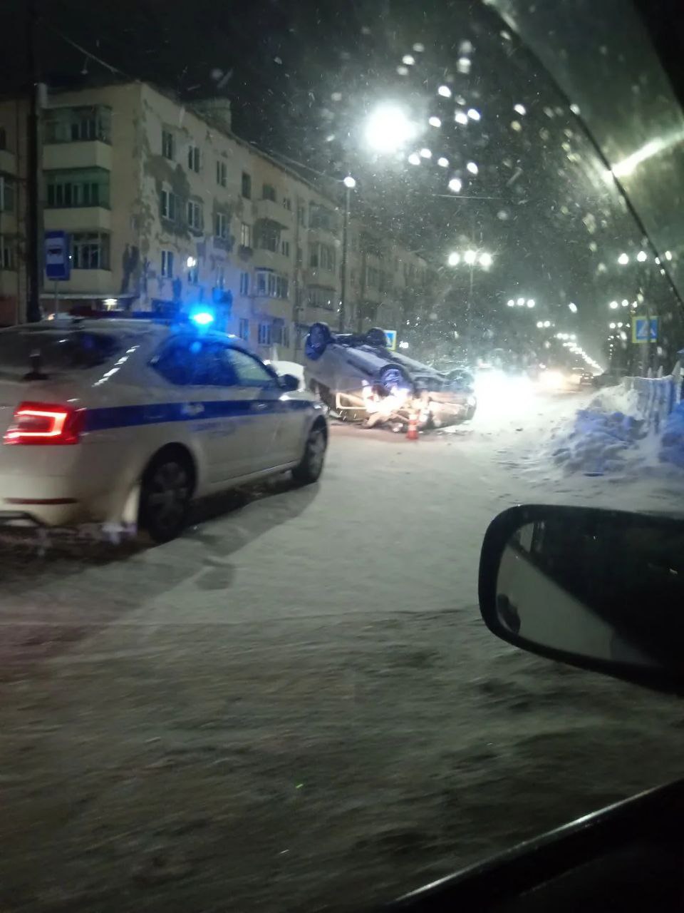 В центре Поронайска произошло ДТП с опрокидыванием автомобиля В центре Поронайска произошло ДТП с опрокидыванием автомобиля