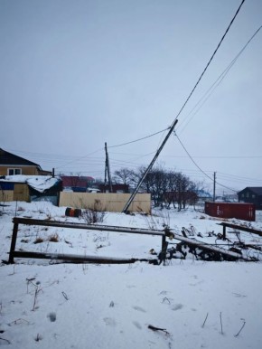 Ураганный ветер оставил Южно-Курильск без света, повреждены 20 опор ЛЭП, кровли и фасад