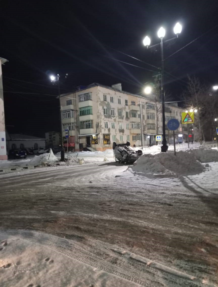 В центре Поронайска произошло ДТП с опрокидыванием автомобиля В центре Поронайска произошло ДТП с опрокидыванием автомобиля