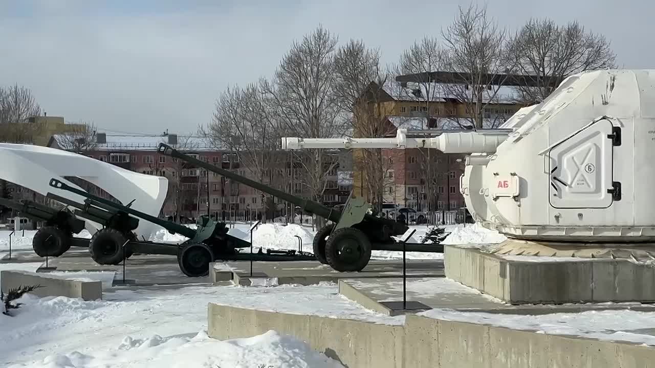 В Южно-Сахалинске открыли аллею военной техники