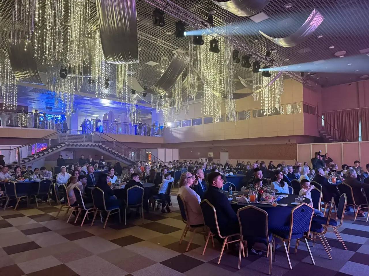 Поездка на Кремлевскую елку, велосипед, компьютер - лишь часть подарков, которые вручили южносахалинским семьям в рамках предновогодней акции «Городская елка добра» Поездка на Кремлевскую елку, велосипед, компьютер - лишь часть подарков, которые вручили южносахалинским семьям в рамках предновогодней акции «Городская елка добра»