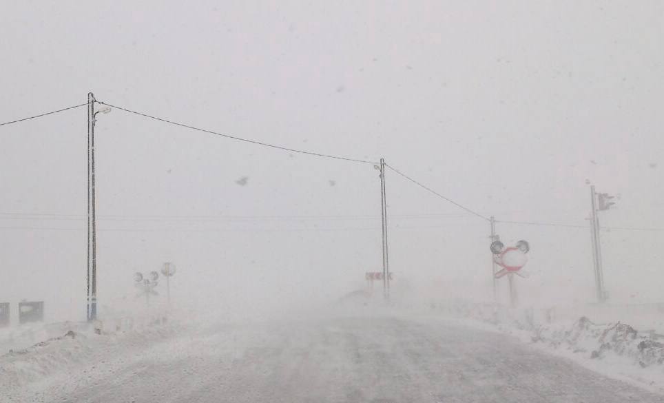 Участки двух трасс на Сахалине полностью закрыли для движения из-за метели