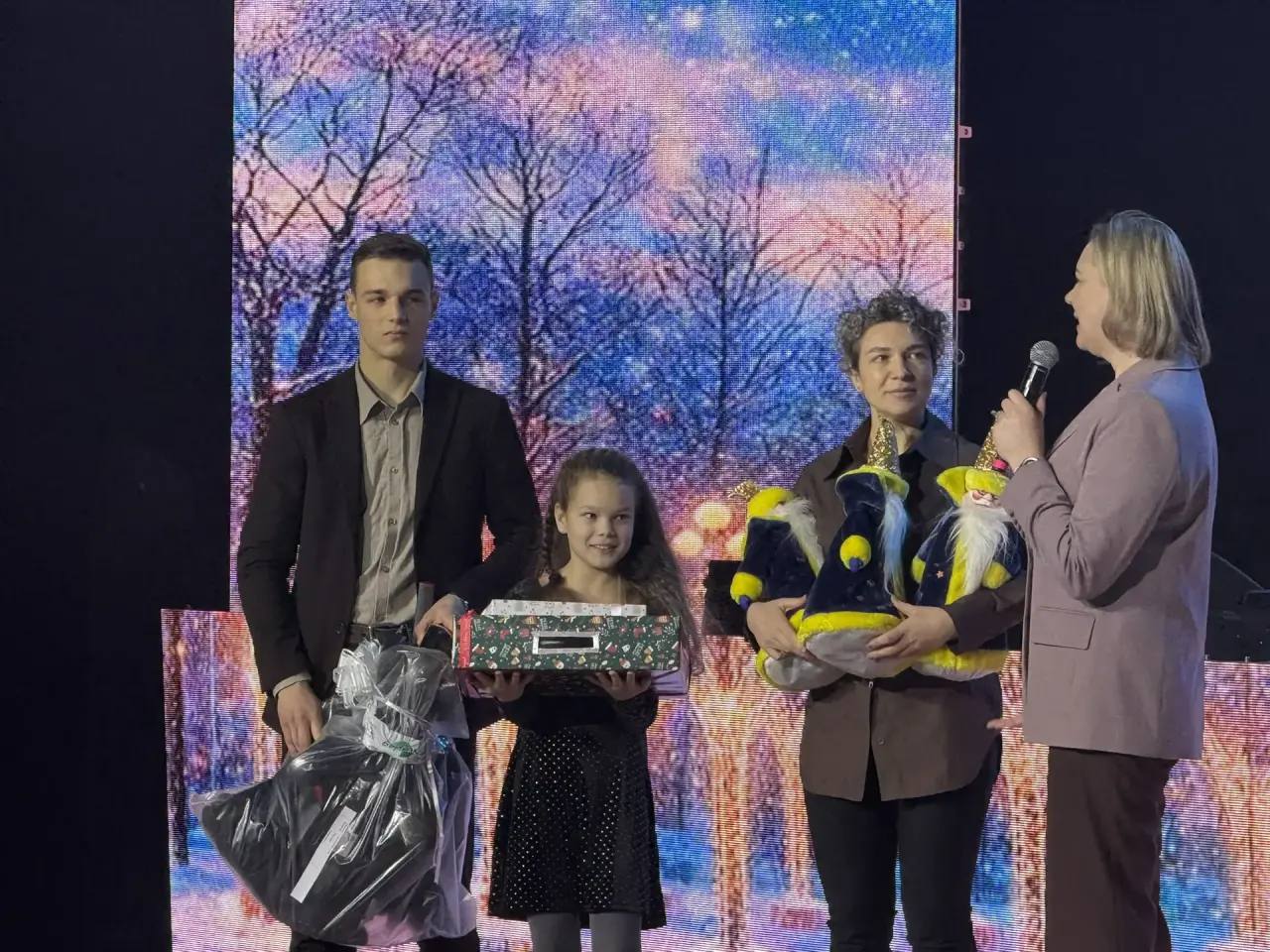 Поездка на Кремлевскую елку, велосипед, компьютер - лишь часть подарков, которые вручили южносахалинским семьям в рамках предновогодней акции «Городская елка добра»