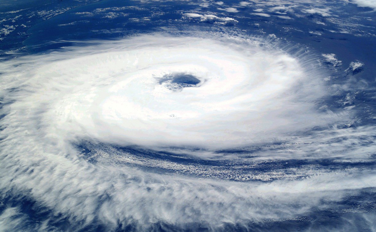 Усиление циклона спрогнозировали на Курилах: жители сидят без света и интернета