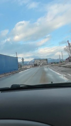 Скрюченные опоры ЛЭП и побитая ветром ёлка: видео последствий циклона на Курилах