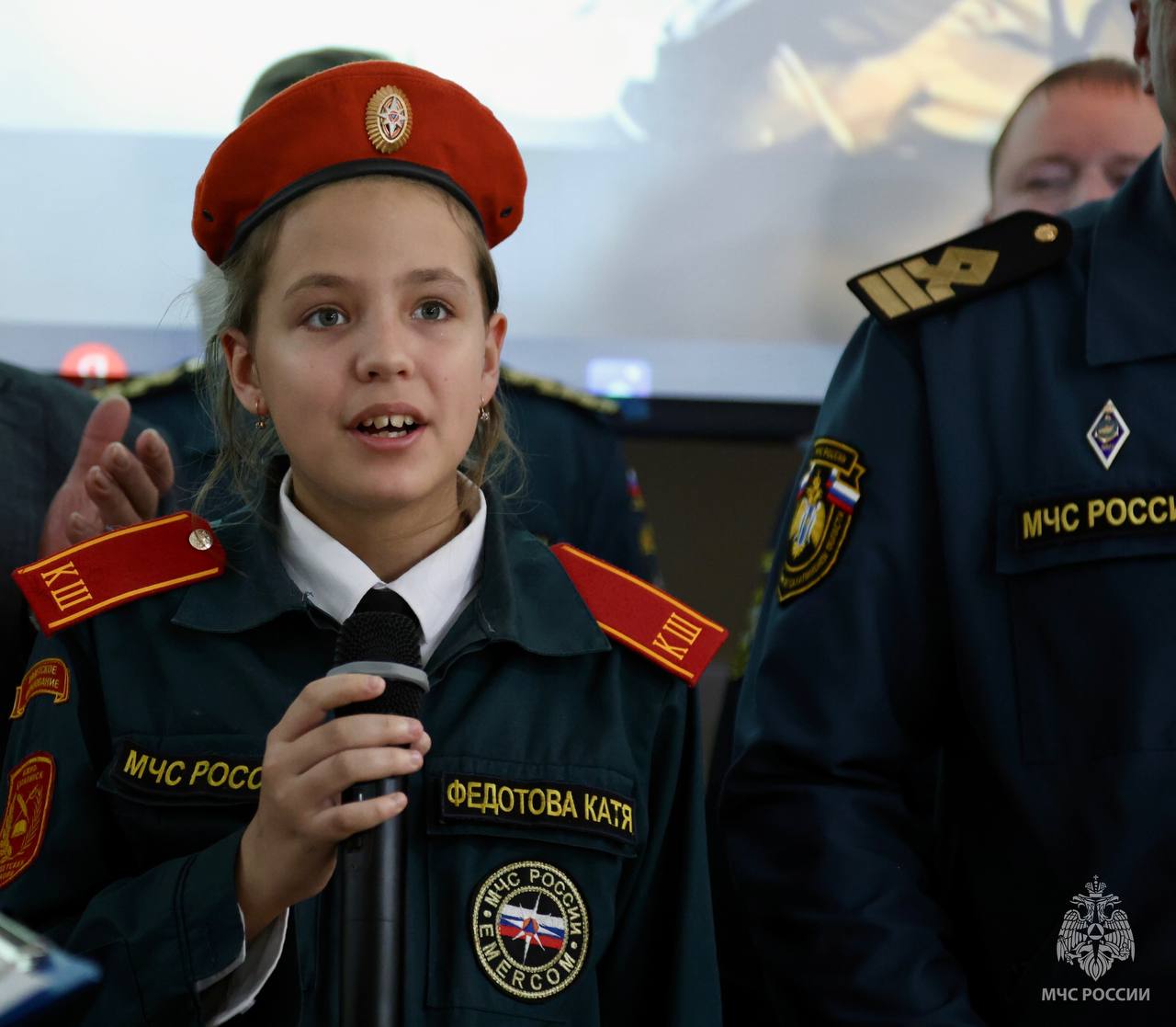 Кадеты Южно-Сахалинска поздравили сотрудников МЧС России с предстоящим профессиональным праздником Кадеты Южно-Сахалинска поздравили сотрудников МЧС России с предстоящим профессиональным праздником