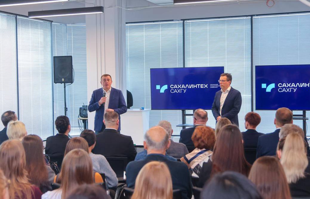 Валерий Лимаренко представил коллективу СахГУ и.о ректора Алексея Огнева