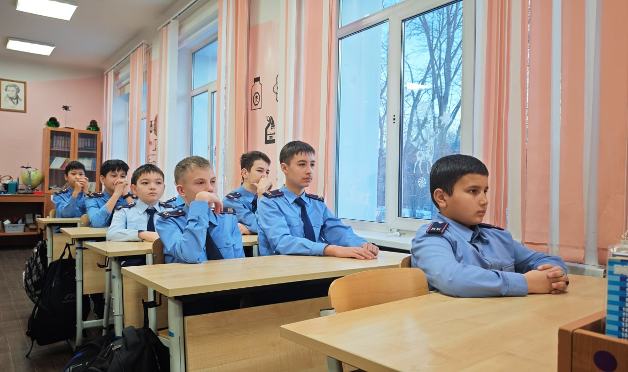 Сотрудник следственного управления СК России по Сахалинской области провела патриотический урок для воспитанников кадетского класса Сотрудник следственного управления СК России по Сахалинской области провела патриотический урок для воспитанников кадетского класса