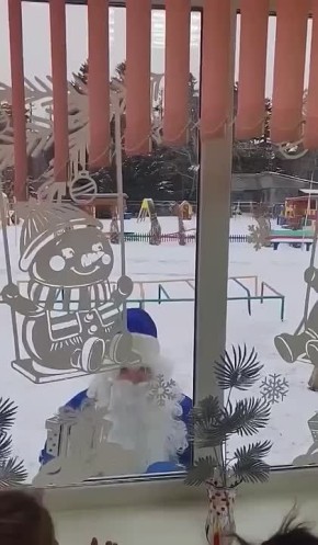 Новогодняя сказка: Дед Мороз помахал рукой малышам из детсада в сахалинском селе