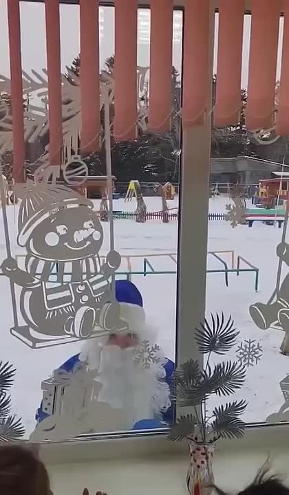 Новогодняя сказка: Дед Мороз помахал рукой малышам из детсада в сахалинском селе