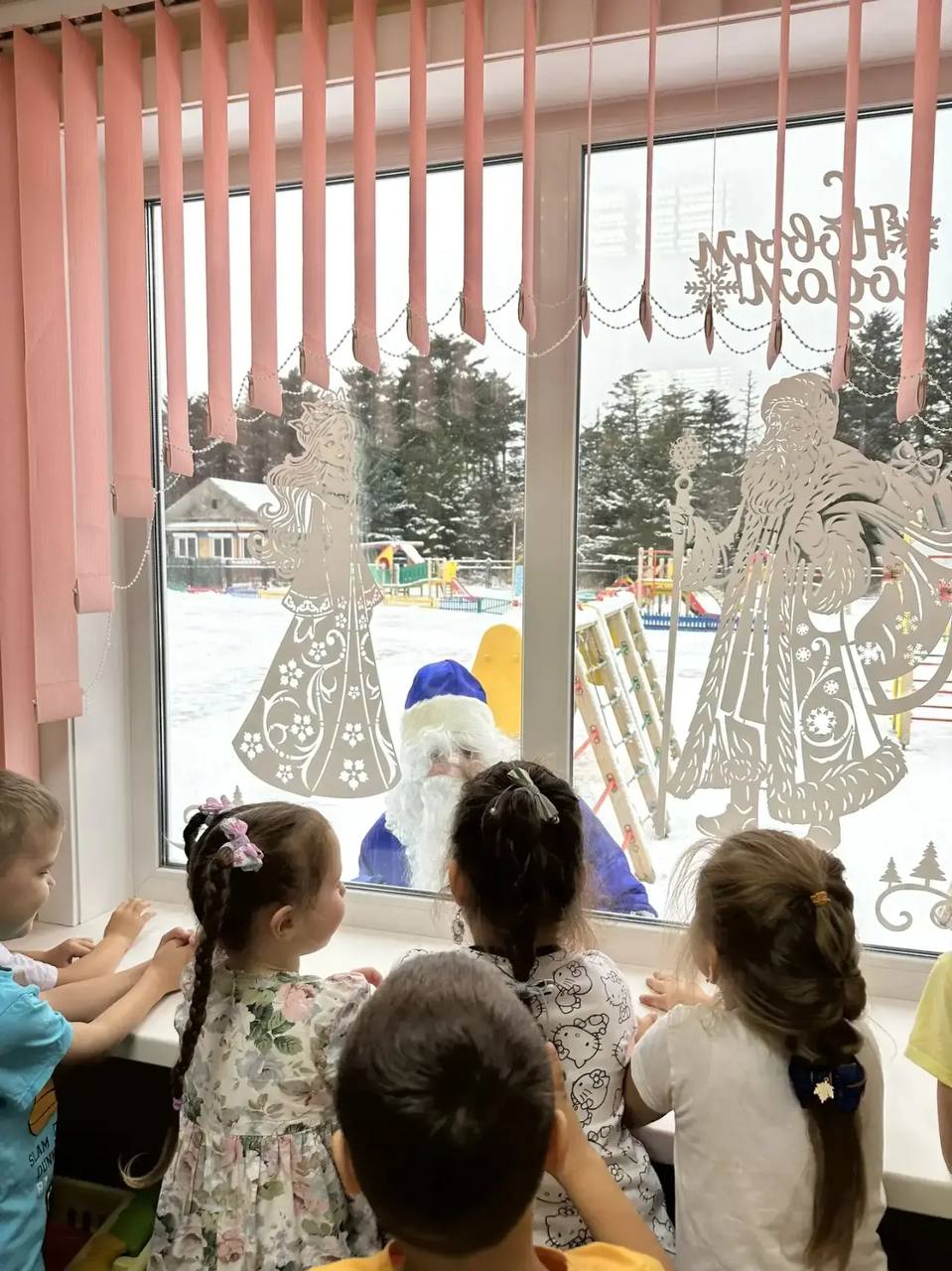 Новогодняя сказка: Дед Мороз помахал рукой малышам из детсада в сахалинском селе Новогодняя сказка: Дед Мороз помахал рукой малышам из детсада в сахалинском селе