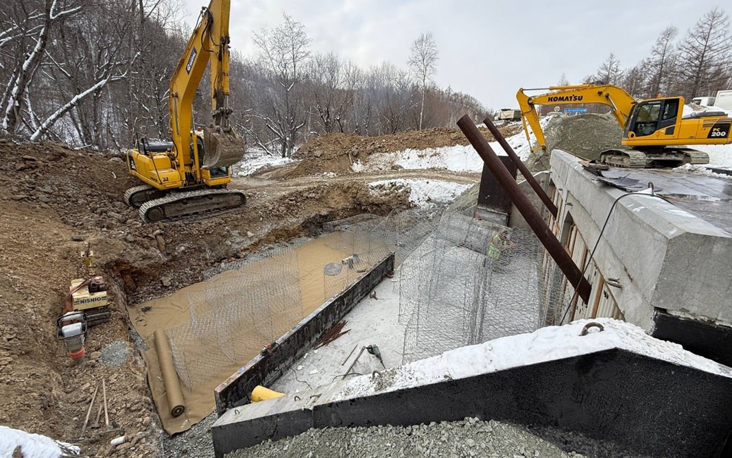На мосту через реку Христофоровку завершили монтаж водопропускной трубы