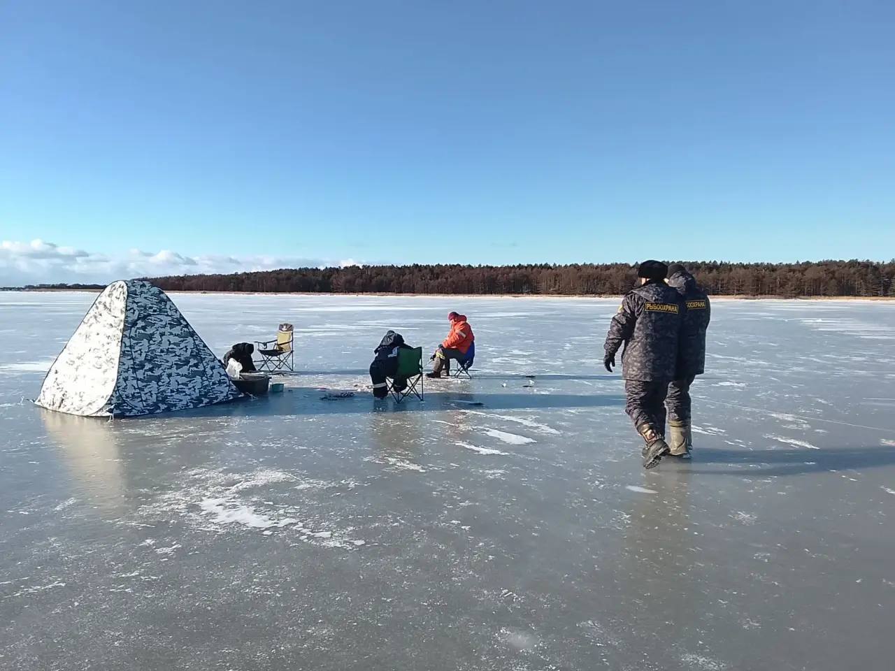 Сахалинцам напомнили о правилах поведения на зимней рыбалке Сахалинцам напомнили о правилах поведения на зимней рыбалке