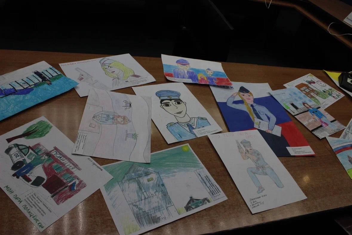 Начальник УМВД России по Сахалинской области полковник полиции Владимир Арбузов наградил победителей регионального этапа Всероссийского конкурса детского рисунка "Мои родители работают в полиции" Начальник УМВД России по Сахалинской области полковник полиции Владимир Арбузов наградил победителей регионального этапа Всероссийского конкурса детского рисунка "Мои родители работают в полиции"