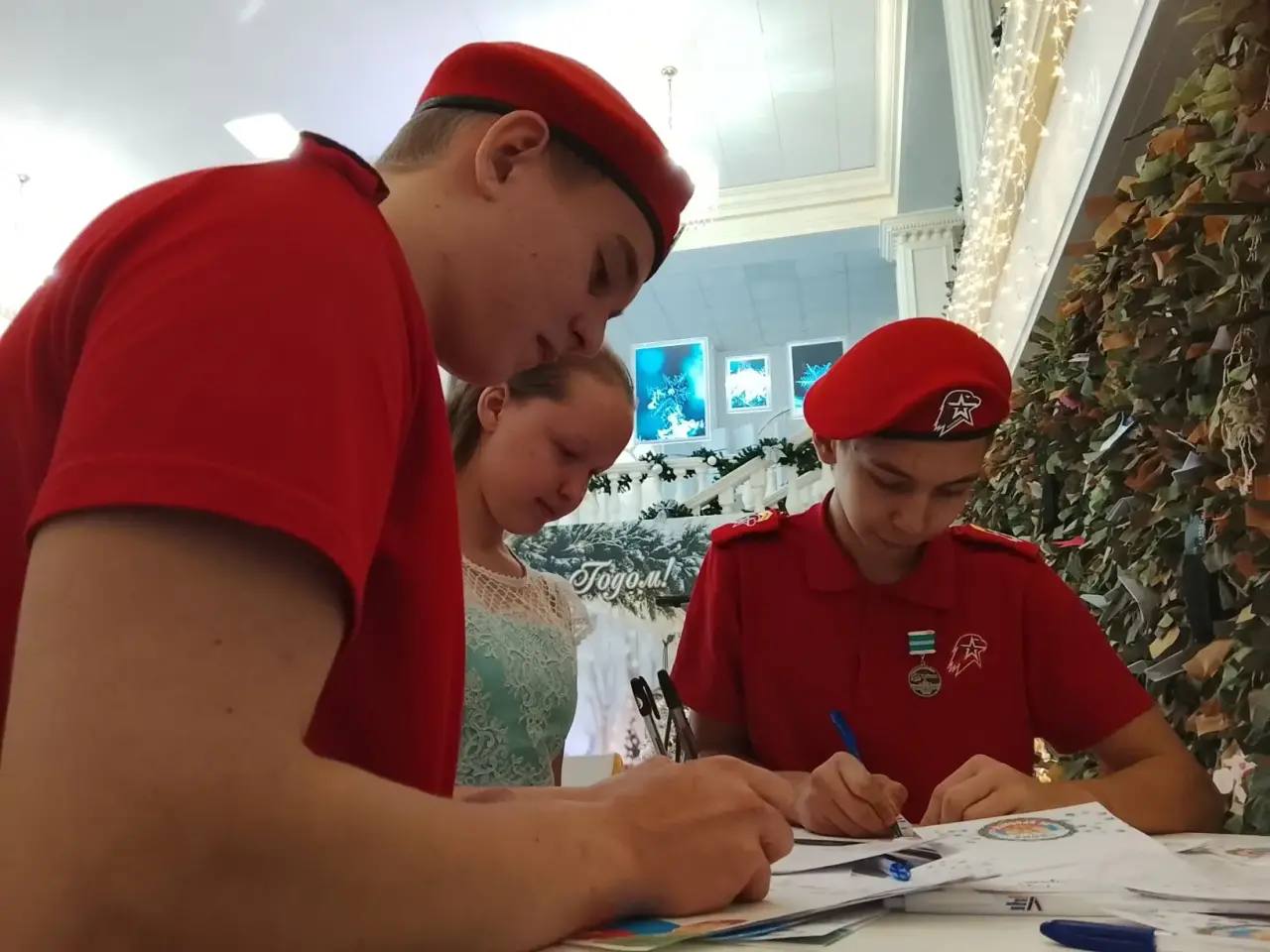 Больше 100 школьников Сахалина и Курил станцевали вальс под живую музыку Больше 100 школьников Сахалина и Курил станцевали вальс под живую музыку