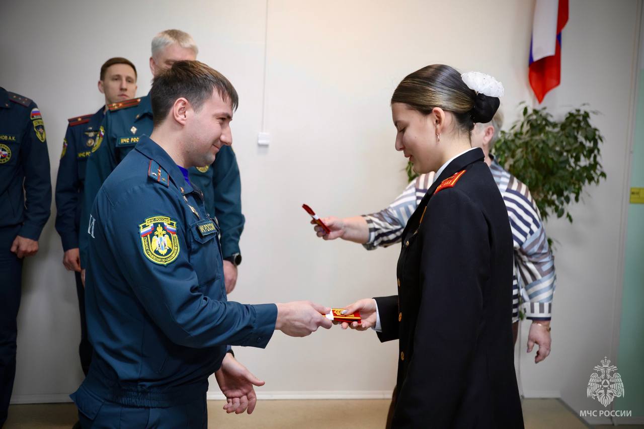 Кадеты Южно-Сахалинска поздравили сотрудников МЧС России с предстоящим профессиональным праздником Кадеты Южно-Сахалинска поздравили сотрудников МЧС России с предстоящим профессиональным праздником
