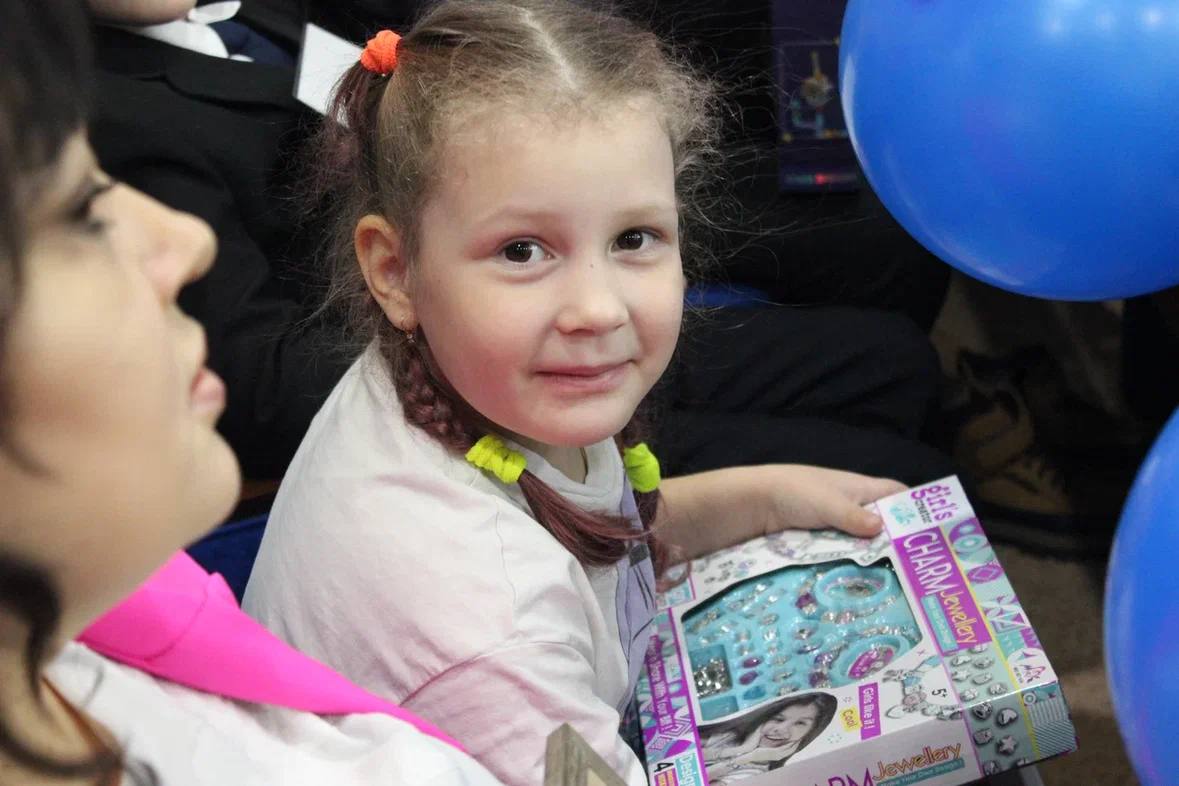 Начальник УМВД России по Сахалинской области полковник полиции Владимир Арбузов наградил победителей регионального этапа Всероссийского конкурса детского рисунка "Мои родители работают в полиции" Начальник УМВД России по Сахалинской области полковник полиции Владимир Арбузов наградил победителей регионального этапа Всероссийского конкурса детского рисунка "Мои родители работают в полиции"