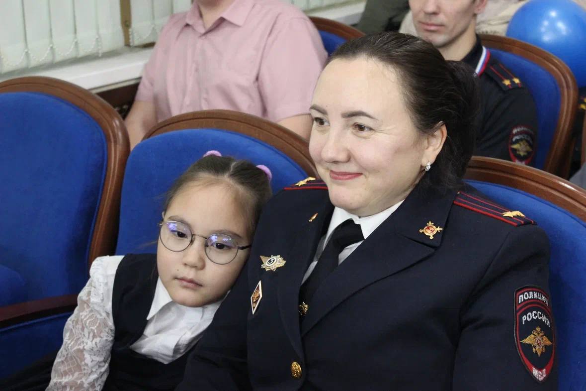 Начальник УМВД России по Сахалинской области полковник полиции Владимир Арбузов наградил победителей регионального этапа Всероссийского конкурса детского рисунка "Мои родители работают в полиции" Начальник УМВД России по Сахалинской области полковник полиции Владимир Арбузов наградил победителей регионального этапа Всероссийского конкурса детского рисунка "Мои родители работают в полиции"