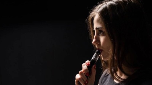 Госдума приняла закон о запрете продажи вейпов и табака на остановках