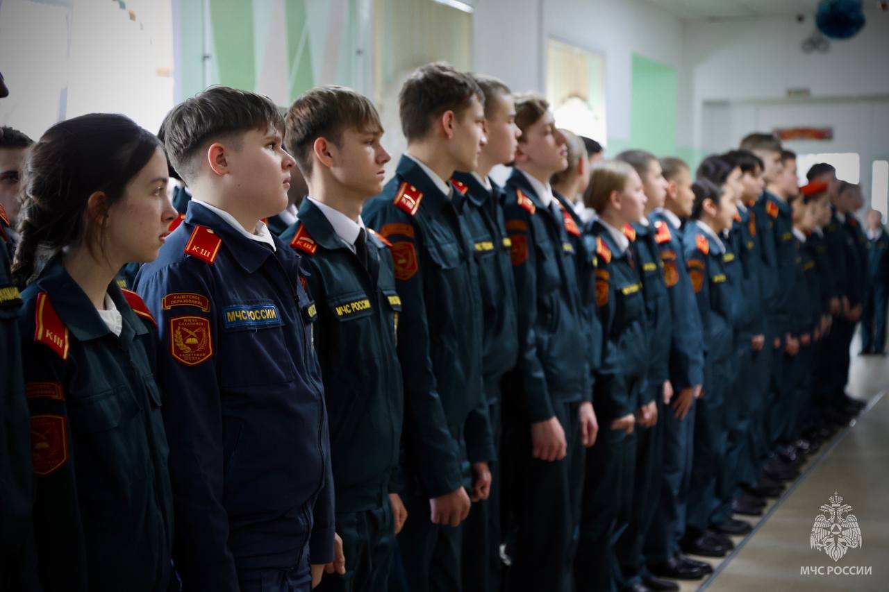 Кадеты Южно-Сахалинска поздравили сотрудников МЧС России с предстоящим профессиональным праздником Кадеты Южно-Сахалинска поздравили сотрудников МЧС России с предстоящим профессиональным праздником