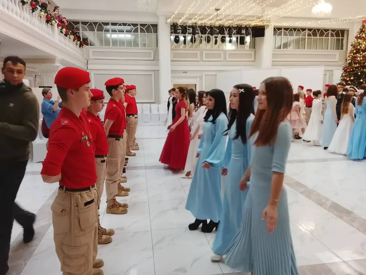 Больше 100 школьников Сахалина и Курил станцевали вальс под живую музыку