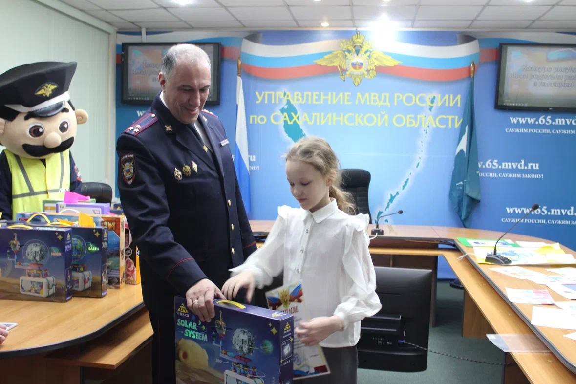 Начальник УМВД России по Сахалинской области полковник полиции Владимир Арбузов наградил победителей регионального этапа Всероссийского конкурса детского рисунка "Мои родители работают в полиции" Начальник УМВД России по Сахалинской области полковник полиции Владимир Арбузов наградил победителей регионального этапа Всероссийского конкурса детского рисунка "Мои родители работают в полиции"