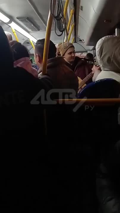 Пассажиры автобуса на Сахалине пели под гитару про Новый год и раздавали мандарины