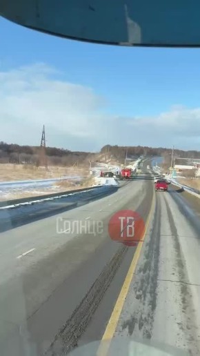 Джип врезался в бетонную остановку на Корсаковской трассе