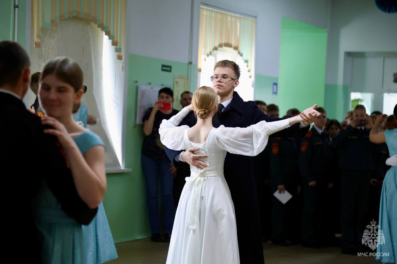 Кадеты Южно-Сахалинска поздравили сотрудников МЧС России с предстоящим профессиональным праздником Кадеты Южно-Сахалинска поздравили сотрудников МЧС России с предстоящим профессиональным праздником