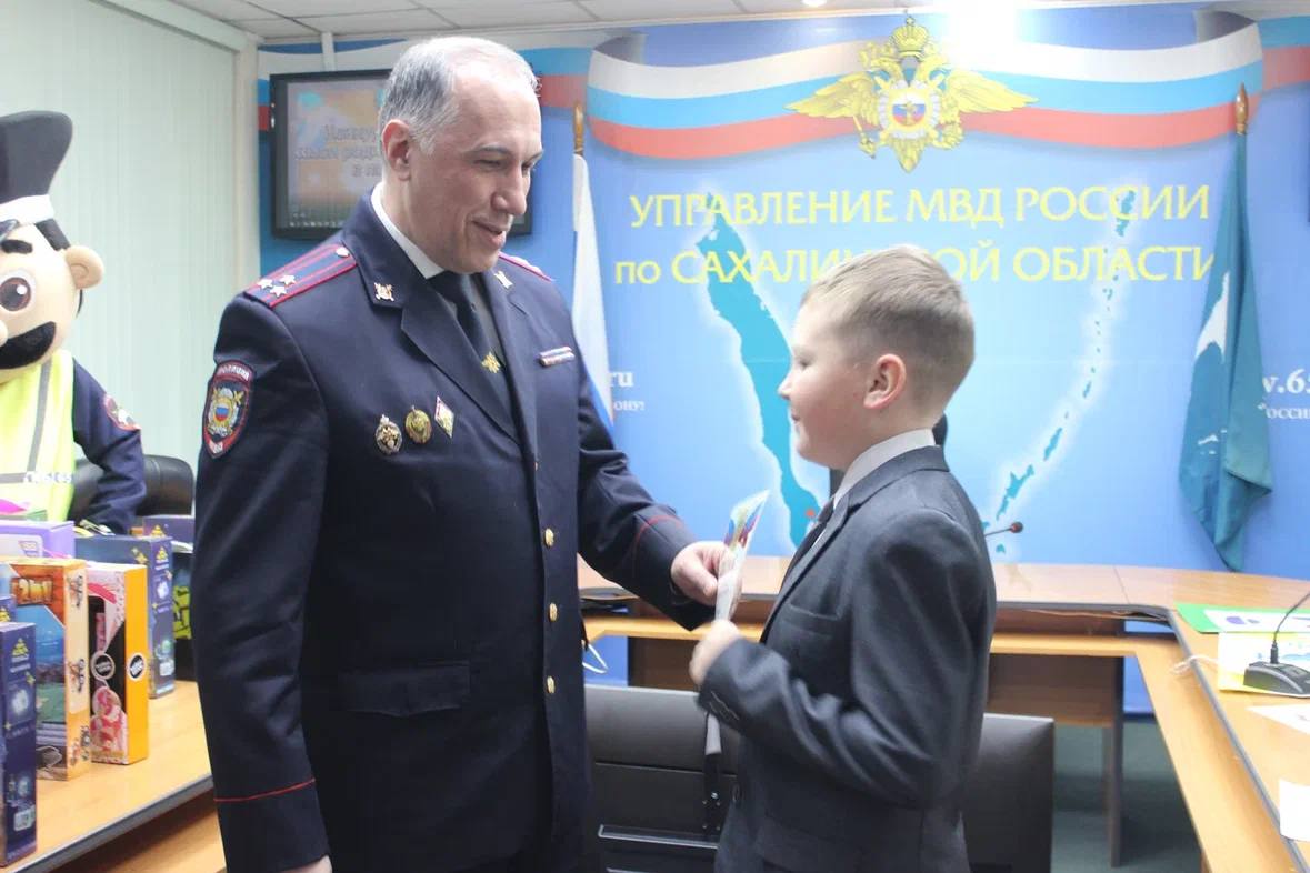 Начальник УМВД России по Сахалинской области полковник полиции Владимир Арбузов наградил победителей регионального этапа Всероссийского конкурса детского рисунка "Мои родители работают в полиции" Начальник УМВД России по Сахалинской области полковник полиции Владимир Арбузов наградил победителей регионального этапа Всероссийского конкурса детского рисунка "Мои родители работают в полиции"