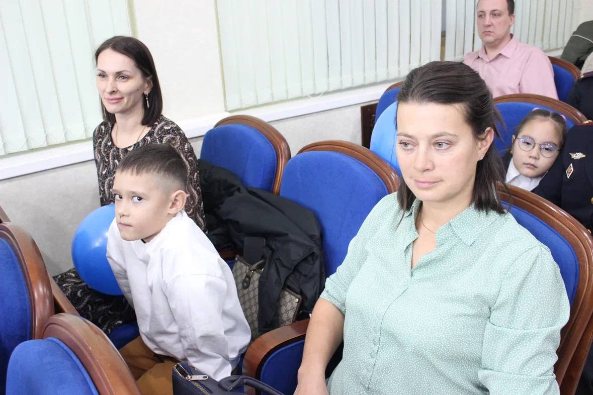 Начальник УМВД России по Сахалинской области полковник полиции Владимир Арбузов наградил победителей регионального этапа Всероссийского конкурса детского рисунка "Мои родители работают в полиции" Начальник УМВД России по Сахалинской области полковник полиции Владимир Арбузов наградил победителей регионального этапа Всероссийского конкурса детского рисунка "Мои родители работают в полиции"