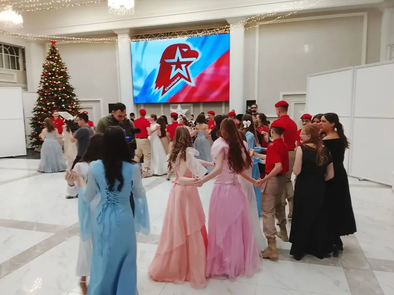 Больше 100 школьников Сахалина и Курил станцевали вальс под живую музыку Больше 100 школьников Сахалина и Курил станцевали вальс под живую музыку