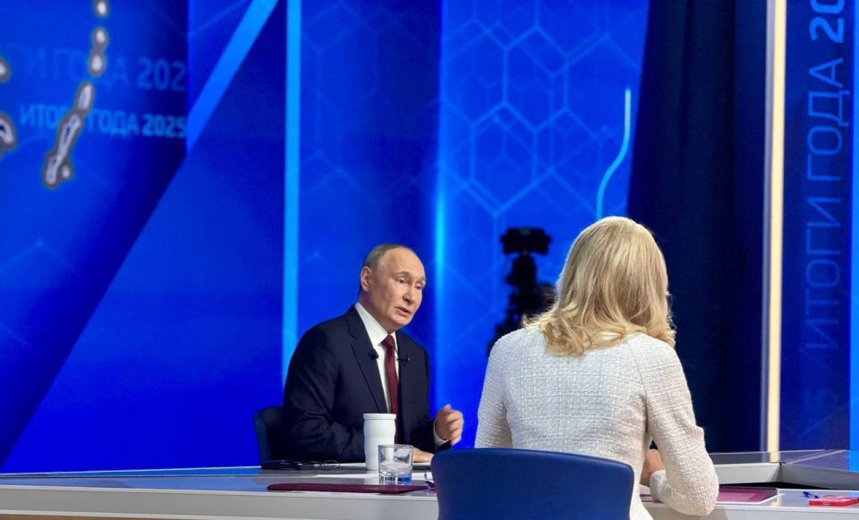 Путин попросил всех деятелей культуры и СМИ донести до людей понимание «собственного счастья в материнстве и отцовстве»